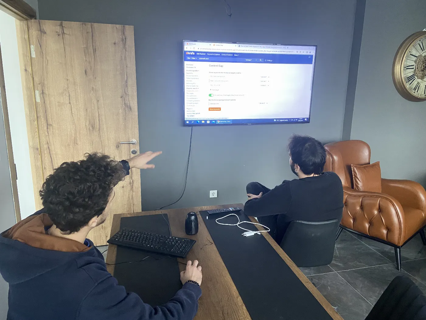 Alp Eren Güney, birebir eğitimde ekrandaki içerik boşluğu (content gap) analizini anlatırken