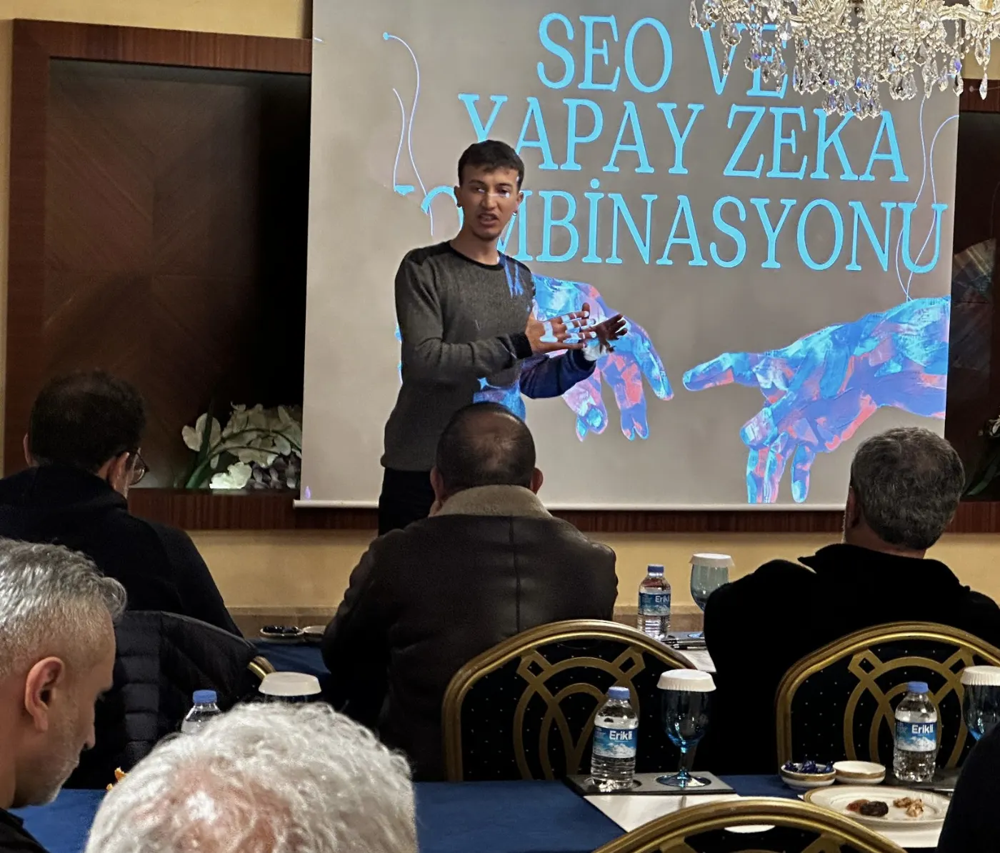 Alp Eren Güney, Antalya’daki kapalı oturumda “SEO ve Yapay Zeka Kombinasyonu” sunumunu yaparken